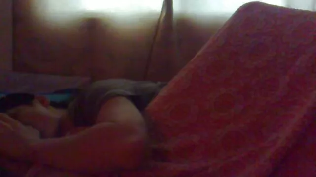 Pour une banane mangée sans demander, une MILF a forcé une jeune copine à je veux porno en français se lécher la chatte