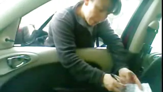 Le mec a tiré sur les lèvres de la chatte du sperme blond xxx francais frere et soeur