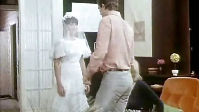 Un amant expérimenté a organisé un french porn hd free footjob doux avec une brune