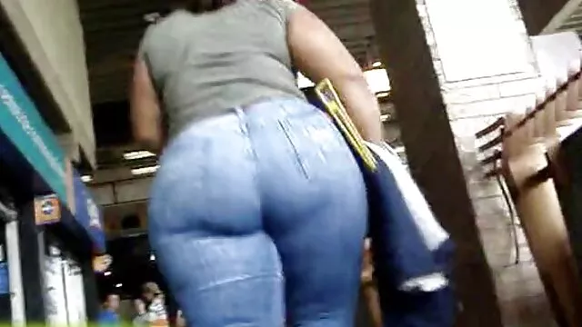 Jeune fille écarte les jambes et laisse un pénis dans la chatte sur le film complet porno en francais canapé pour de l'argent