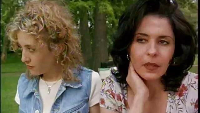 Babenka film porno francais en hd s'allongea sur le canapé, écarta les jambes et se laissa baiser