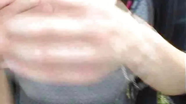 Une fille appétissante baise avec un garçon sur le canapé avec un film erotique gratuit francais cocu