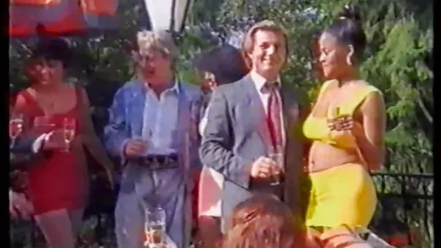 Un patron mature baise une porno ecole francais secrétaire dans son bureau après une journée de travail