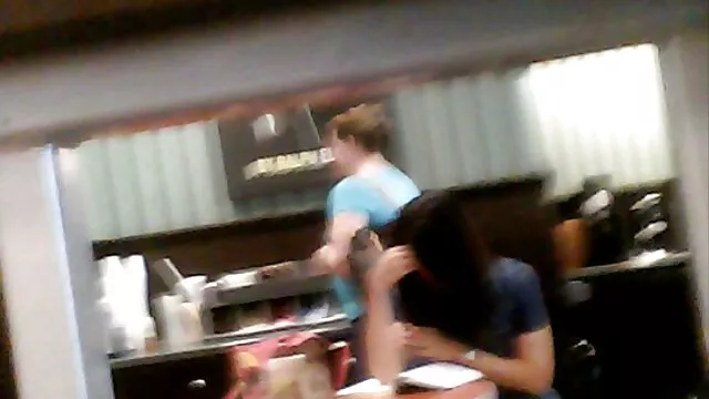 Deux filles aux gros seins ont séduit un mec avec un film porno français une grosse bite