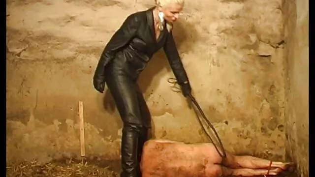 La blonde montre comment elle film porno frons satisfait l'homme