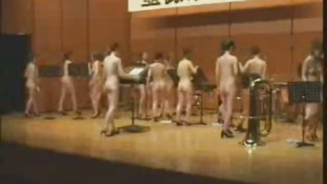 La fille à lunettes s'est excitée porno arabe français après avoir lu un livre et s'est branlé la chatte