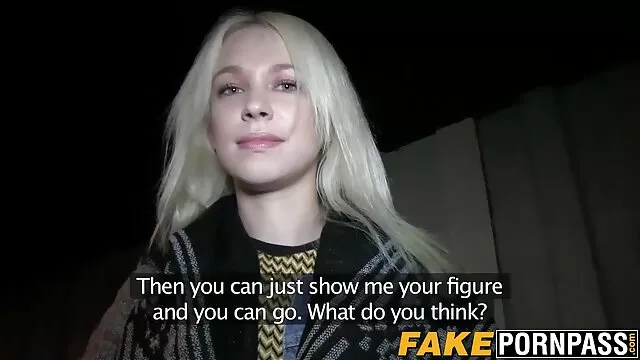 Une mère mature a french porn viol séduit son fils endormi sur le canapé et l'a sucé