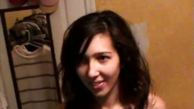 Le mec avec sa maman porno free francais aux petits seins allumés sur le lit