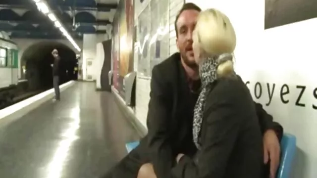 Réveillé une petite amie bronzée Cooney et xxx francais frere et soeur s'est assis avec une chatte sur son visage