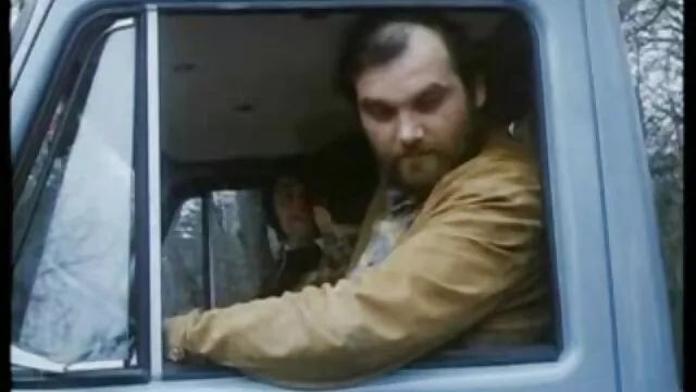 Le garçon tient une caméra vidéo dans ses mains et piment sa petite amie à la première beau film porno francais personne