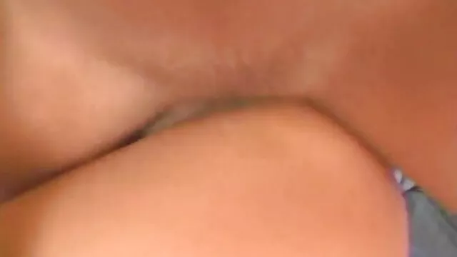 Le jeune negrito a servi deux étalons xxx amateur francais