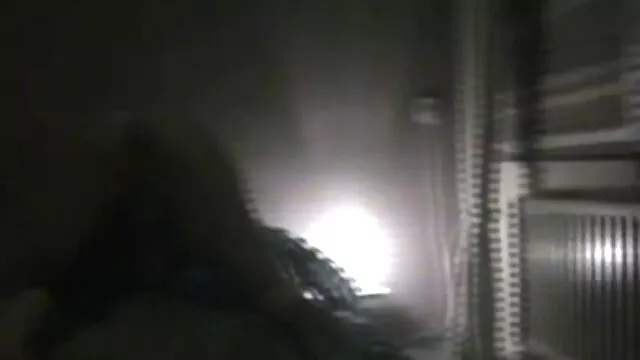 La grosse bite d'un porno francais vf mec détend l'anus d'un étudiant