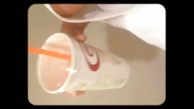 Salope aux longues jambes a montré tous ses charmes porno francais gratuit hd dans les toilettes