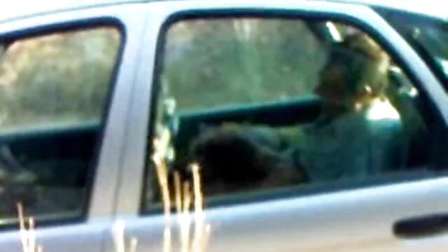 MILF mariée avec une chatte envahie se fait baiser par un jeune garçon film xxx francais streaming