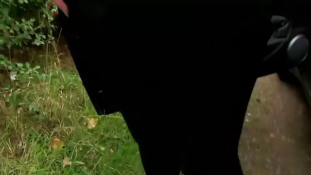 Fille en collants nus colle une gay porno francais bite en caoutchouc dans la chatte