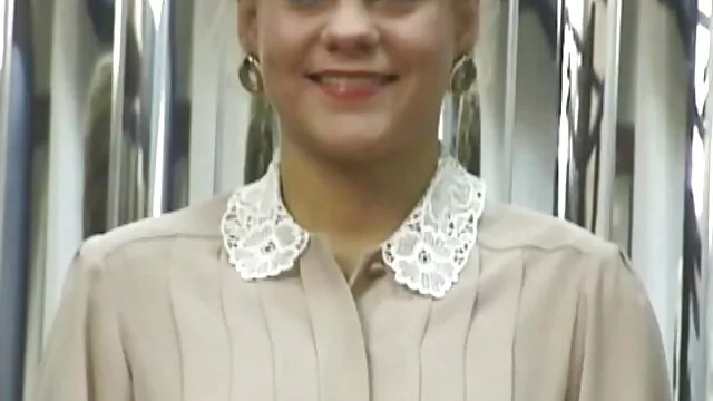 Jeté un bâton du matin à une jolie porno francai film jeune femme aux petits seins