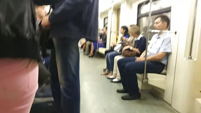 Le mec baise une porn gratuit en francais brune dans la rue près de la clôture