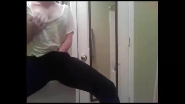 Le chauffeur de taxi amène le porno américain en français passager à l'orgasme