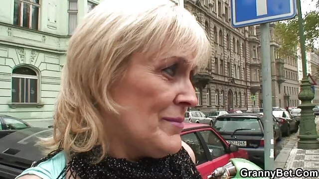 Un mec qui s'endort rêve d'une video xxx gratuit francais sodomie dure avec trois bisexuels à la fois