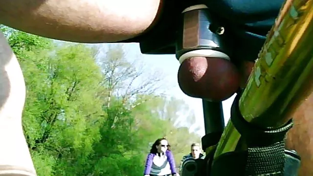 Sur xxx français noir le canapé, des lesbiennes en nylon se frottent la chatte humide