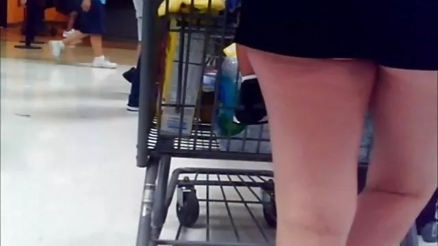 Le mec a un membre mature porn gratuit en francais d'une jeune blonde aux petits seins