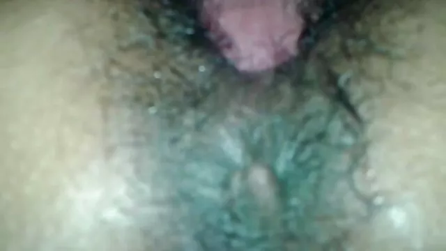 Timide Charlene masturbe sa beau film porno francais chatte poilue devant la caméra