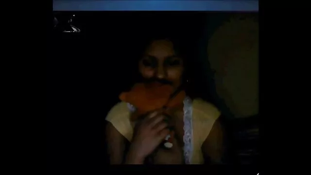 Un mec insatiable a dégagé le trou du cul porno fronsi d'une pute excitée aux seins naturels