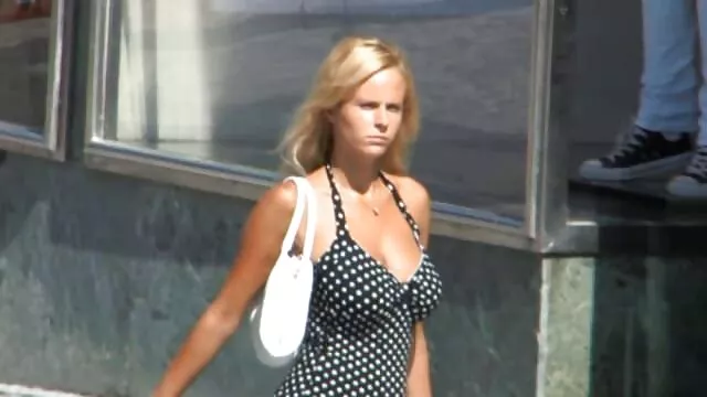 Dans le jacuzzi, film porno version francais une fille mince avec de petits seins joue avec une chatte