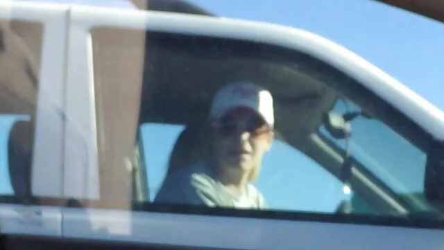 Une film porno fronce brune bronzée chevauche activement la grosse bite de son pote