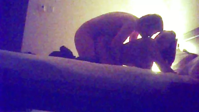 Brunette aux gros seins faux se branle une bite vidéo x gratuit en français entre les seins