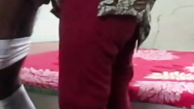 Une brune nue aux cheveux film porno francai gratui longs se fait prendre en levrette en plein air