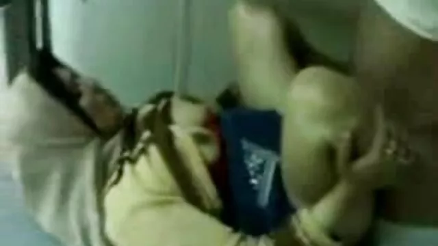 Jeune bombasse à lunettes et vêtements fait une pipe à un garçon en massage porno en français extérieur