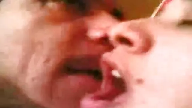 Une chatte brune avec une silhouette magnifique gay porno en français n'a pas pu résister au masseur