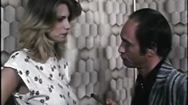 Une fille sexy chouchoute un strip-tease avec une danse sur le sol et une silhouette magnifique film xxxfrancais