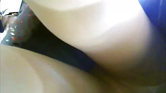 Brune insatiable se jette sur la grosse bite films porno totalement gratuit du monsieur