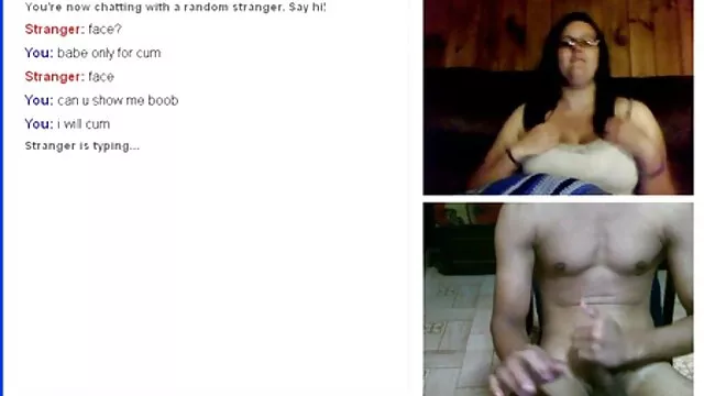 Le garçon a baisé une fille aux gros seins dans la salle film porno allemande de bain