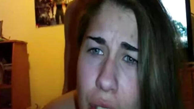 Une film x francais hard lesbienne aux cheveux roux invite une blonde à devenir sa maîtresse